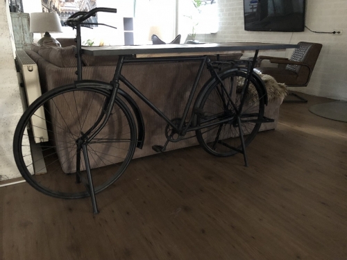 Prachtige sidetable, fiets metaal met houten tafelblad, zeer apart en gaaf!!