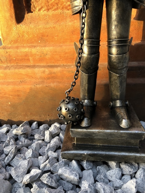 Prachtige ridder, geheel metaal-aluminium, zeer fraai. LAATSTE!!
