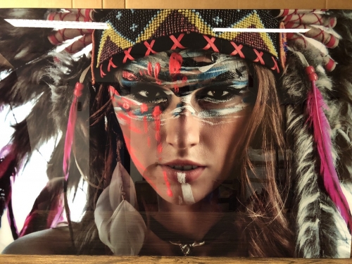 Wand decoratie kunst op glas: Indianen vrouw, super mooi in kleur!!