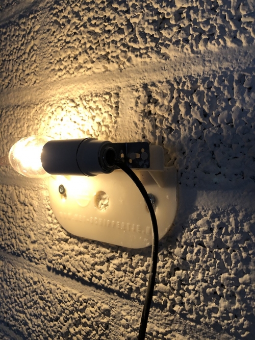 Schöne dichte Wandlampe aus weißem Terrakottastein.