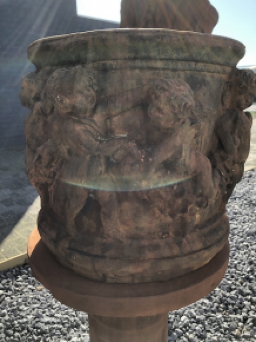 Prachtige zware bloempot-vaas uit vol steen oxide met engelen oxide.
