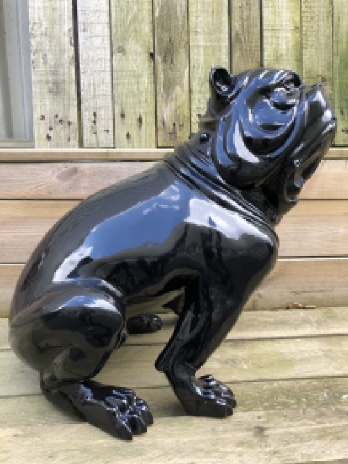Bulldog Engels model, polystein-zwart zittend.