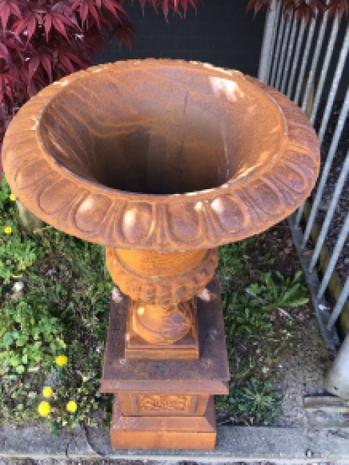 Garden vase cast iron on cast iron base, very nice and beautiful design.