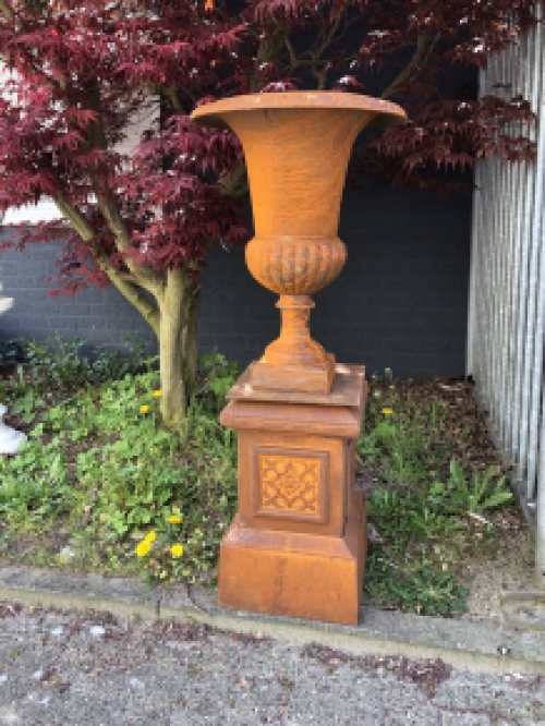 Garden vase cast iron on cast iron base, very nice and beautiful design.