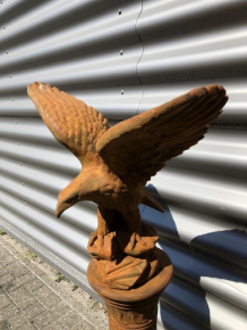 Eagle full of stone oxide on stone base, beautiful!!