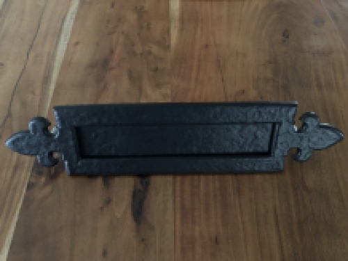 Brievengleuf / brief-post-klep, ijzer Black-Line, zwart gelakt, met Franse lelie.