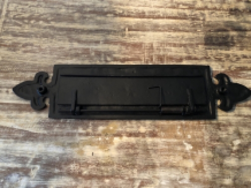 Brievengleuf / brief-post-klep, ijzer Black-Line, zwart gelakt, met Franse lelie.