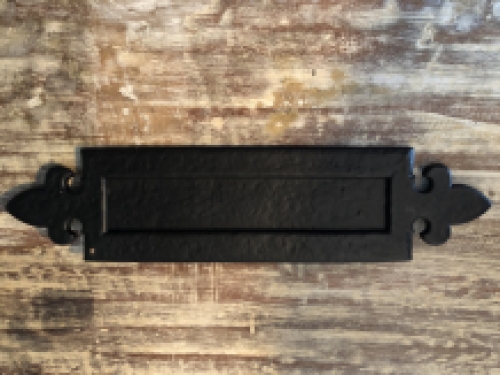 Brievengleuf / brief-post-klep, ijzer Black-Line, zwart gelakt, met Franse lelie.