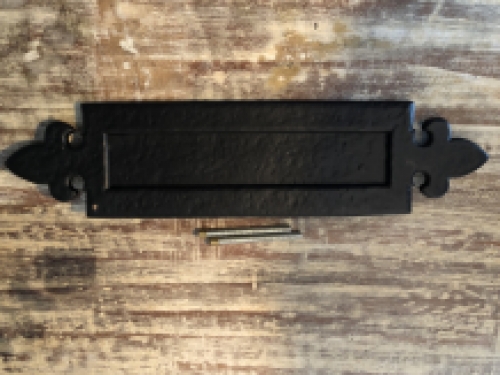 Brievengleuf / brief-post-klep, ijzer Black-Line, zwart gelakt, met Franse lelie.