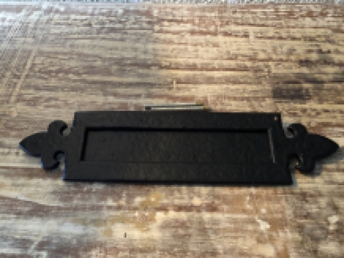 Brievengleuf / brief-post-klep, ijzer Black-Line, zwart gelakt, met Franse lelie.