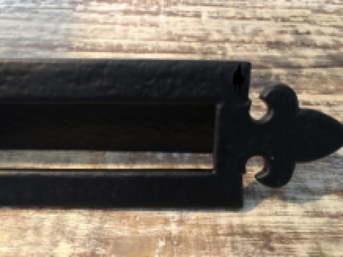 Brievengleuf / brief-post-klep, ijzer Black-Line, zwart gelakt, met Franse lelie.