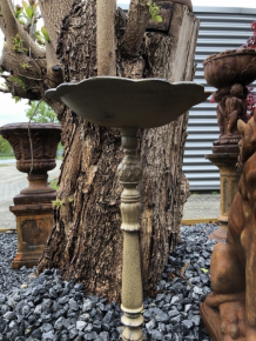 1 birdbath with Hummingbird, cast iron, green-rust