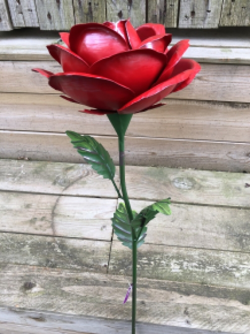 Diese große Rose ist ein Kunstwerk, das ganz aus Metall gefertigt ist.