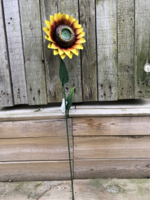 Een kunstwerkje, deze zonnebloem volledig uit metaal.
