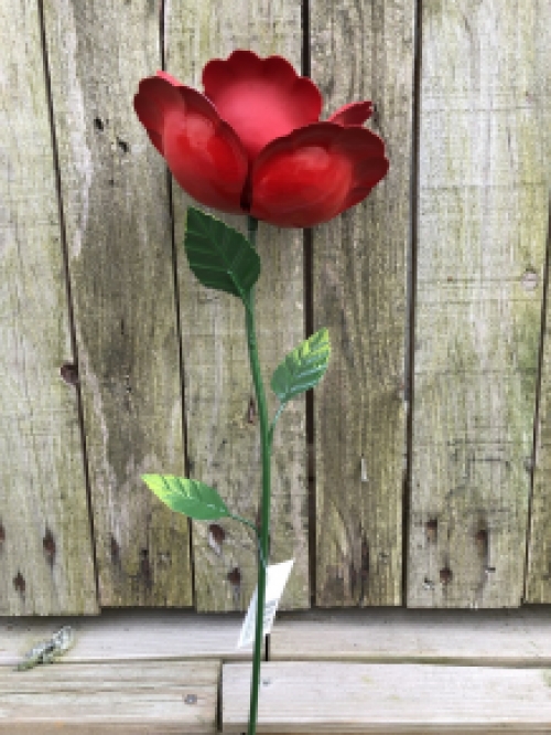 Een kunstwerkje, deze roos volledig uit metaal.