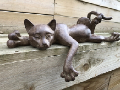 Sculptuur liggende kat uit Polystein