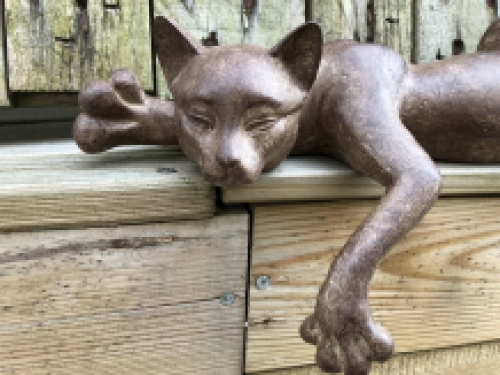 Sculptuur liggende kat uit Polystein