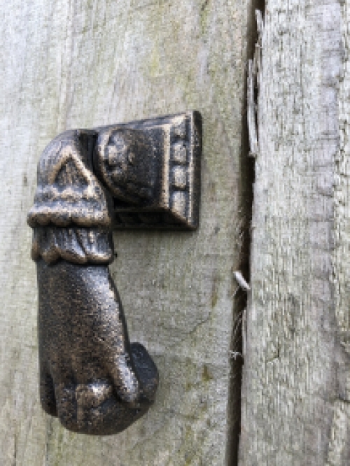 Bijzondere deurklopper als ''hand'', metaal, bronslook