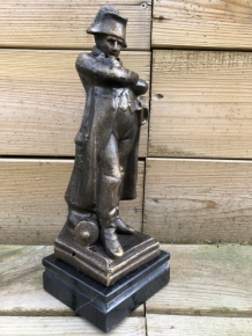 Sculptuur Napoleon, brons-metaal look op marmer voet.
