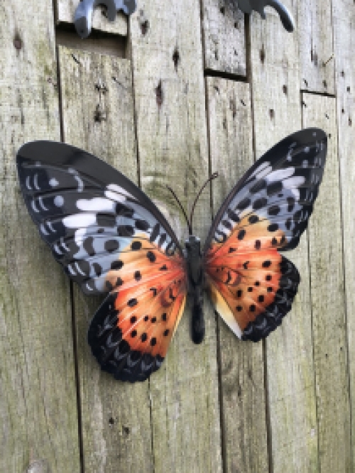 Vlinder, geheel metaal en vol in kleur oranje zwart.