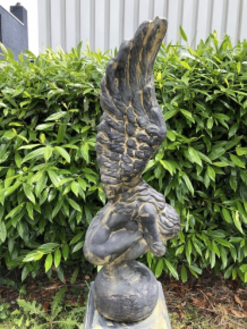 Knielende Engel met vleugels omhoog op sokkel, mooi zandstenen image stenen set !
