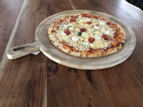 Dienblad-pizza XL met handvat, rustiek dienblad gemaakt van massief hout.