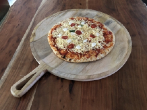 dienblad-pizza met handvat, rustiek dienblad gemaakt van massief hout.