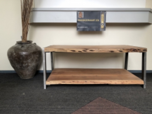 PRACHTIG IS DEZE BOOMSTAM SALONTAFEL MET GIETIJZEREN ONDERSTEL -FRAME EN DUBBELE ZWARE BOOMSTAMBLADEN.