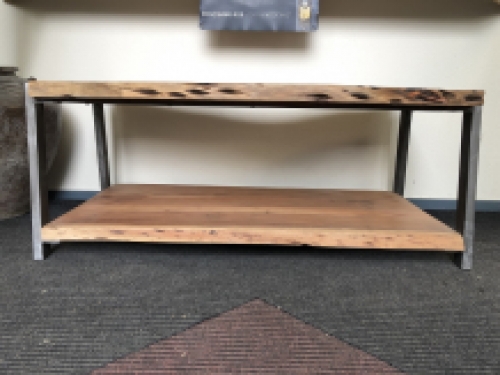 PRACHTIG IS DEZE BOOMSTAM SALONTAFEL MET GIETIJZEREN ONDERSTEL -FRAME EN DUBBELE ZWARE BOOMSTAMBLADEN.