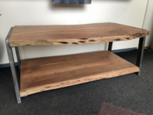PRACHTIG IS DEZE BOOMSTAM SALONTAFEL MET GIETIJZEREN ONDERSTEL -FRAME EN DUBBELE ZWARE BOOMSTAMBLADEN.