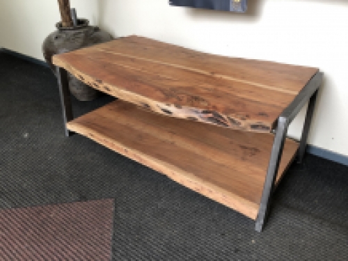PRACHTIG IS DEZE BOOMSTAM SALONTAFEL MET GIETIJZEREN ONDERSTEL -FRAME EN DUBBELE ZWARE BOOMSTAMBLADEN.