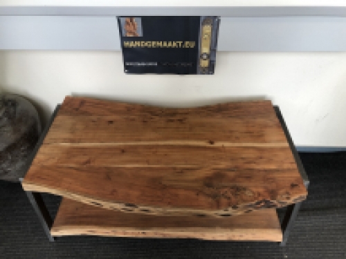 PRACHTIG IS DEZE BOOMSTAM SALONTAFEL MET GIETIJZEREN ONDERSTEL -FRAME EN DUBBELE ZWARE BOOMSTAMBLADEN.