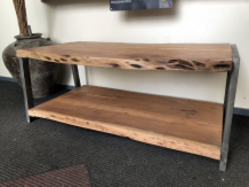PRACHTIG IS DEZE BOOMSTAM SALONTAFEL MET GIETIJZEREN ONDERSTEL -FRAME EN DUBBELE ZWARE BOOMSTAMBLADEN.