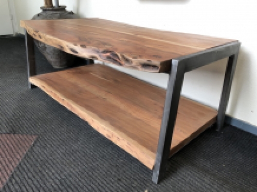 PRACHTIG IS DEZE BOOMSTAM SALONTAFEL MET GIETIJZEREN ONDERSTEL -FRAME EN DUBBELE ZWARE BOOMSTAMBLADEN.