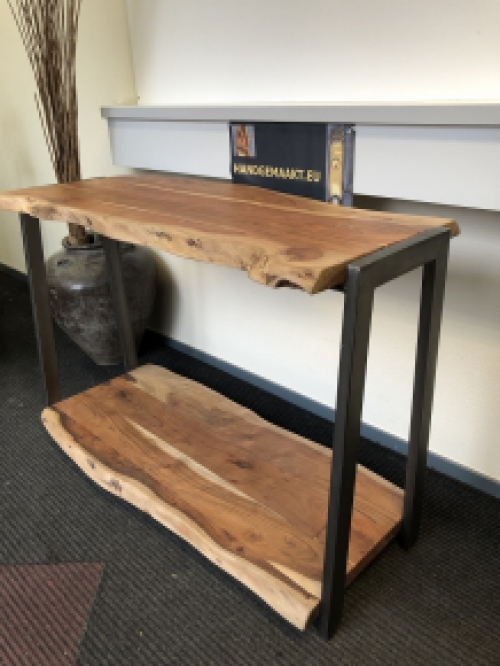 HOE FRAAI IS DEZE DUBBELE BOOMSTAMTAFEL MET GIETIJZEREN ONDERSTEL ALS SIDETABLE