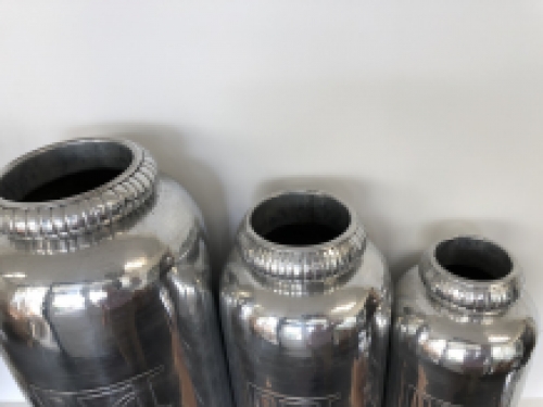 Vaas aluminium XL, zilver-look, met inscriptie, zeer fraai.