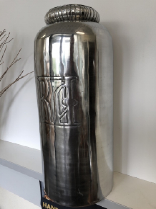 Vaas aluminium XL, zilver-look, met inscriptie, zeer fraai.