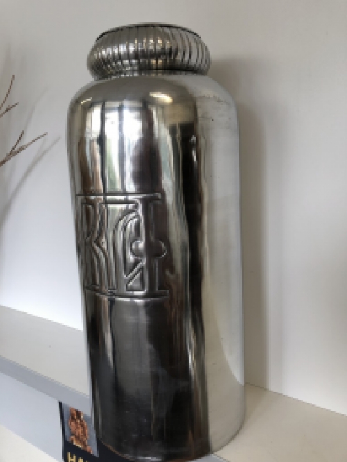 Vaas aluminium XL, zilver-look, met inscriptie, zeer fraai.