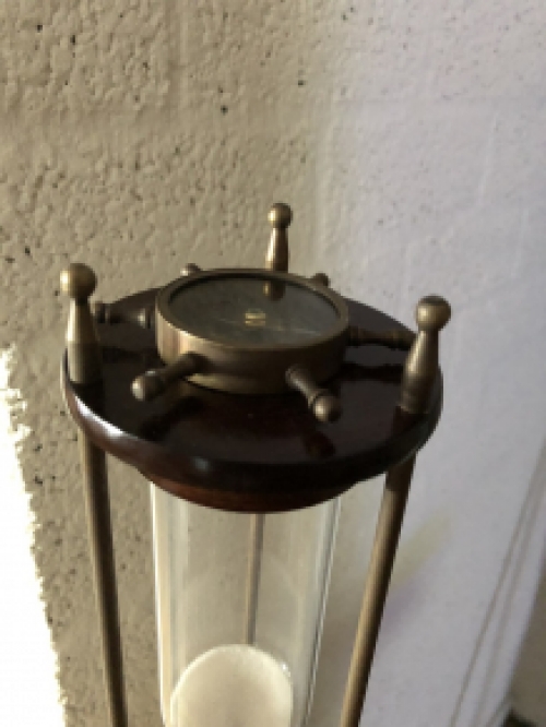 Beautiful large hourglass with 2 x compass, beautiful and attractive design