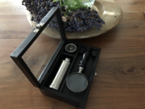 Gift set, kado set, verrekijker, vergrootglas en kompas in opbergbox hout-glas.