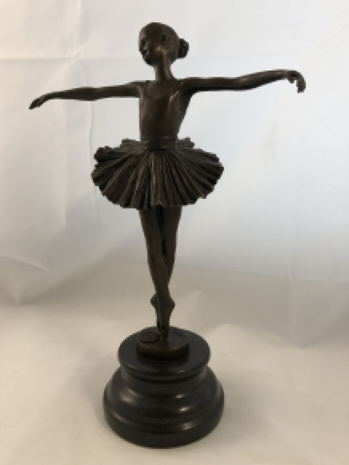 Een bronzen beeld van een balletdanser