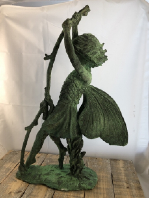 Prachtig engel beeld zittend in green finish cast iron.