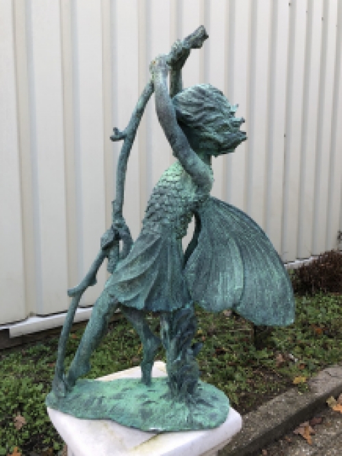 Prachtig engel beeld zittend in green finish cast iron.