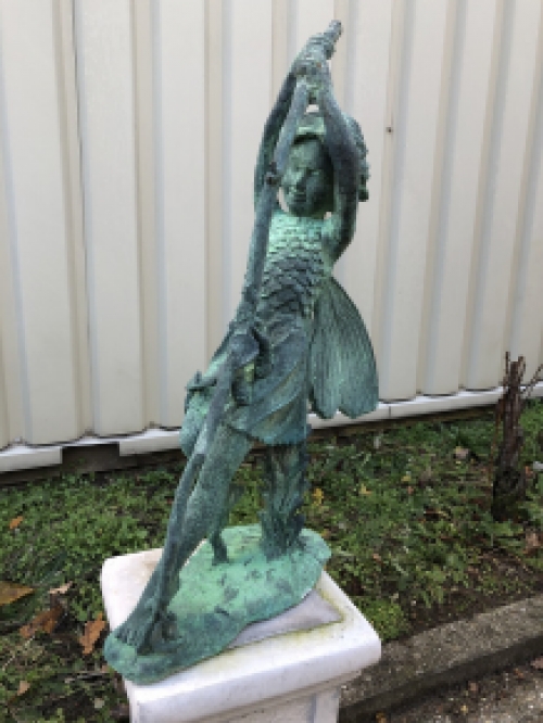 Prachtig engel beeld zittend in green finish cast iron.