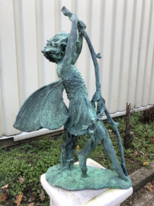 Prachtig engel beeld zittend in green finish cast iron.