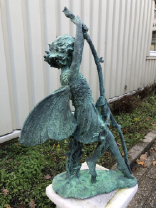 Prachtig engel beeld zittend in green finish cast iron.