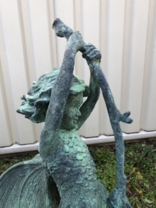 Prachtig engel beeld zittend in green finish cast iron.