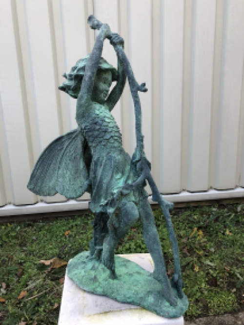 Prachtig engel beeld zittend in green finish cast iron.
