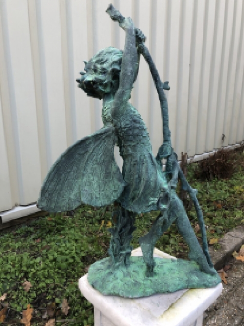 Prachtig engel beeld zittend in green finish cast iron.