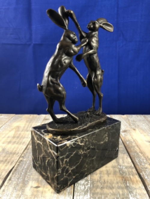 Bronzen beeld van 2 speelse hazen op marmer base.